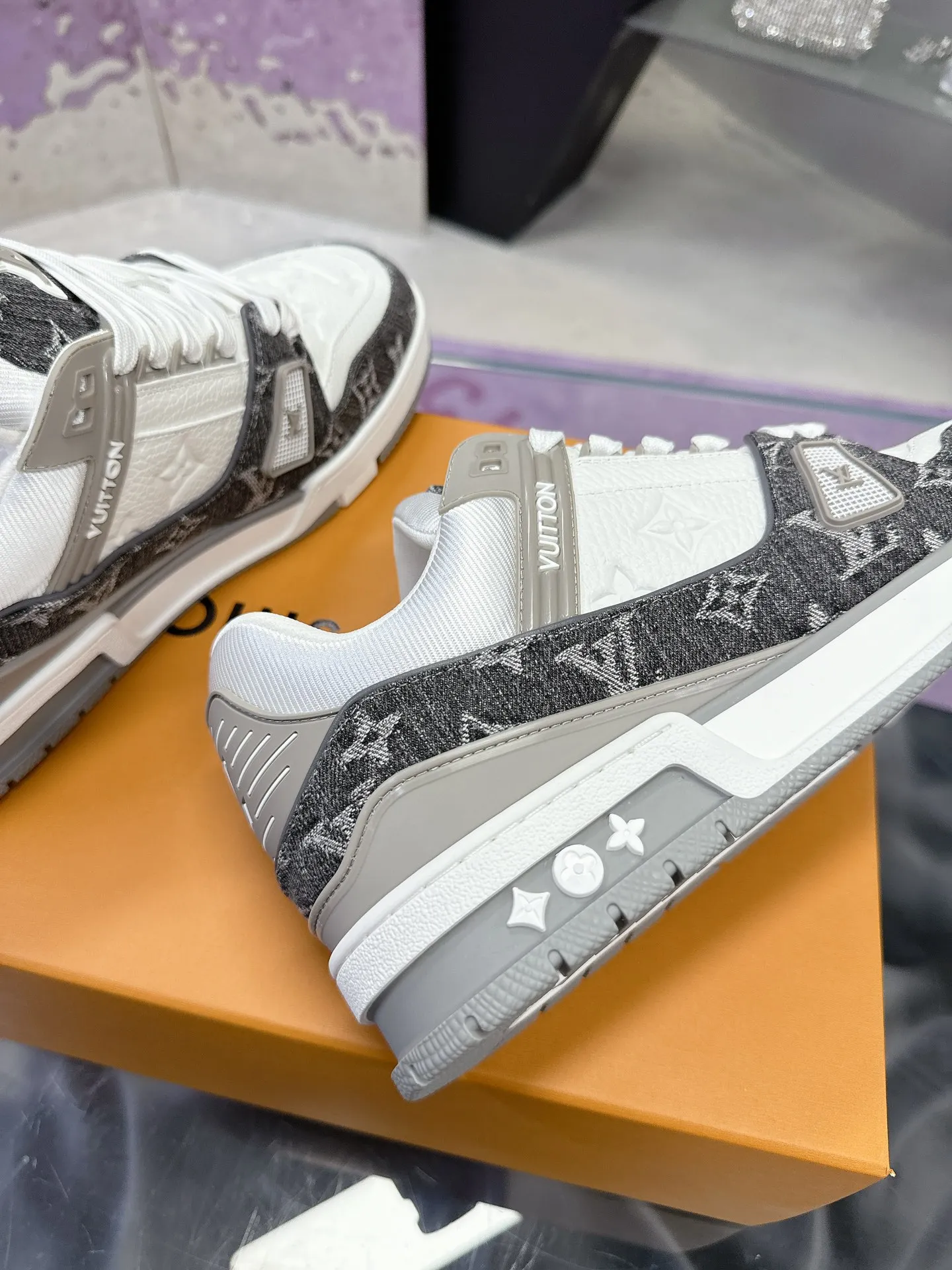 👟👟Ex-factory price 720👟👟 Original development, quality shipments, welcome to compare ❥❥❥❥❥❥LV Trainer Maxi sneakers series LV Trainer Maxi sneakers introduce the loose silhouette of the ready-to-wear series into the LV Trainer sneaker design written by Virgil Abloh, making an eye-catching appearance at the 2024 spring and summer men's wear show. The cow leather upper is combined with rough fabric laces, and colorful beading highlights the brand's classic elements. LV letters mark the tongue and Monogram floral outsole. Mixed materials Made of first-layer cowhide, wrapped in imported custom-printed denim, thick shoelace design, large Monogram print on the side, "lv 54" badges on the tongue and heel, rubber outsole decorated with Monogram flowers, mesh lining and cotton feet, the comfort is as extreme as ever, premium heritage, quality first, worth owning! Size: 35-40 for women, 39-44 for men (45 is custom-made and cannot be returned or exchanged) ♡Full set of packaging with original gift box